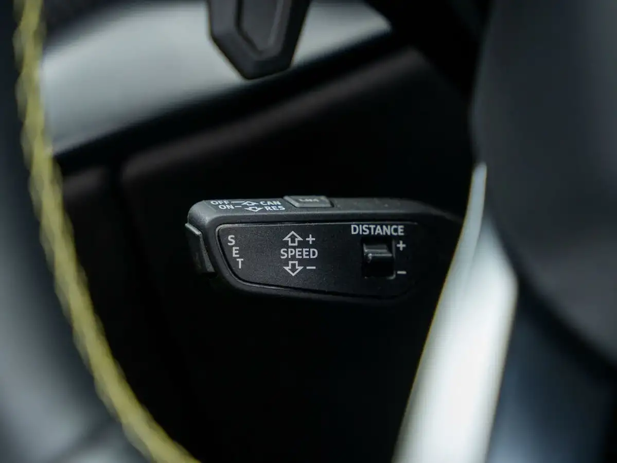 2022-lamborghini-urus-40-no-trim-big-36