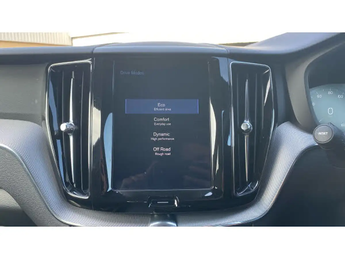 2019-volvo-xc60-20-t5-r-design-awd-big-33