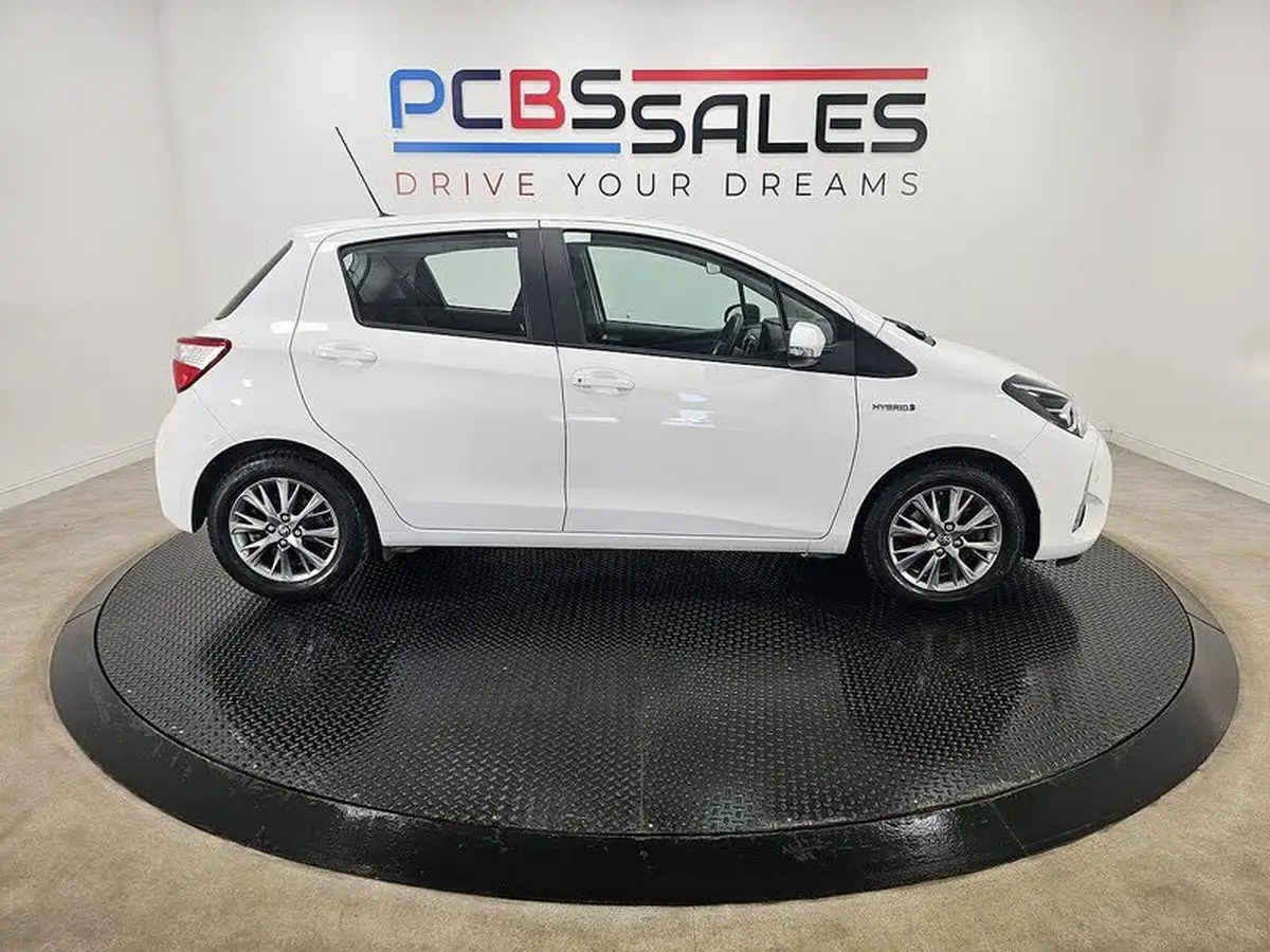 2017-toyota-yaris-15-vvt-i-icon-tech-98bhp-hybrid-1497cc-e-cvt-big-12