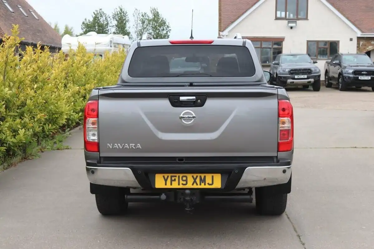 2019-nissan-navara-23dci-tekna-auto-big-16