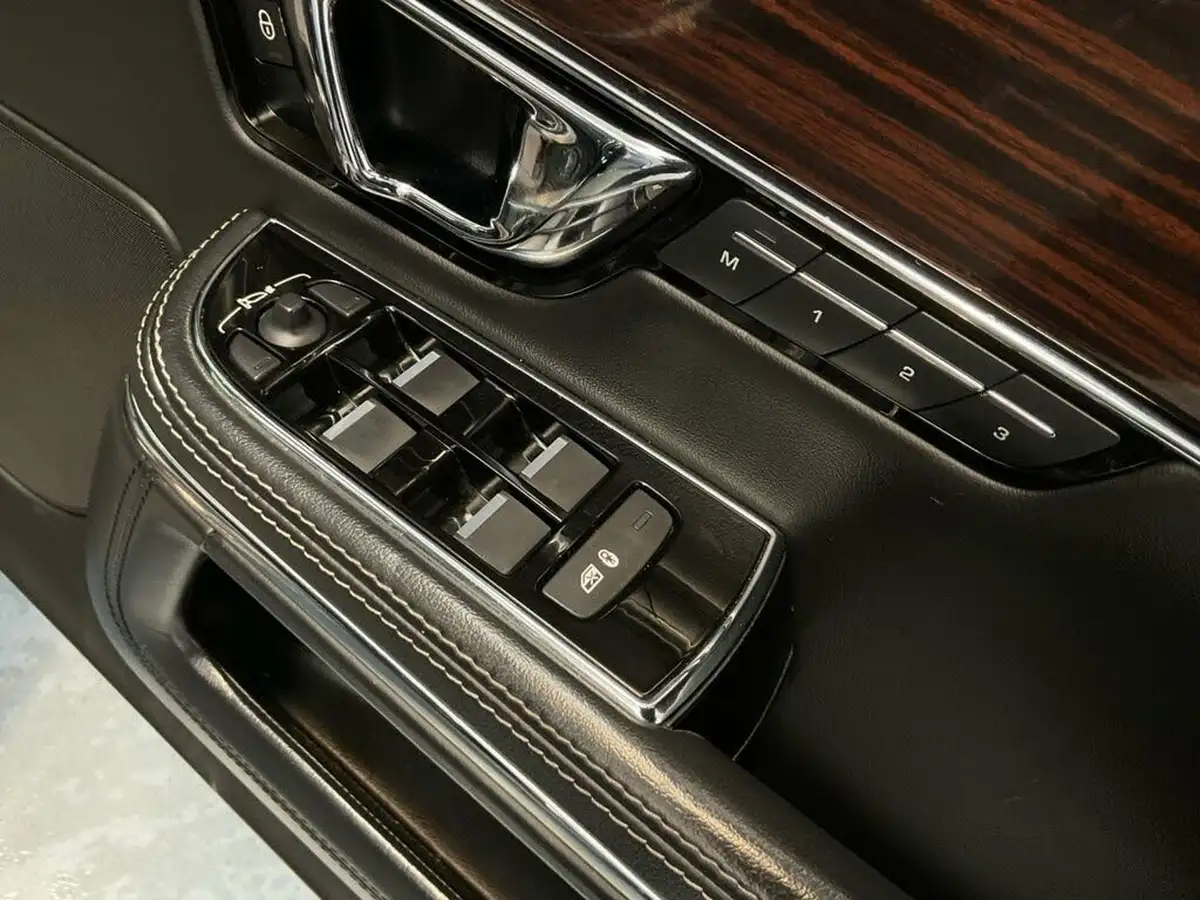 2017-jaguar-xj-series-30td-xj-portfolio-lwb-big-36