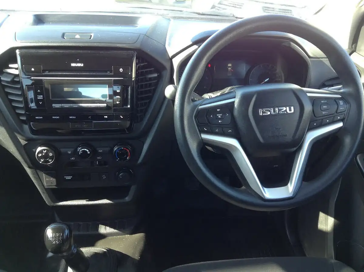 2021-isuzu-d-max-19td-utility-4x4-double-pickup-big-3