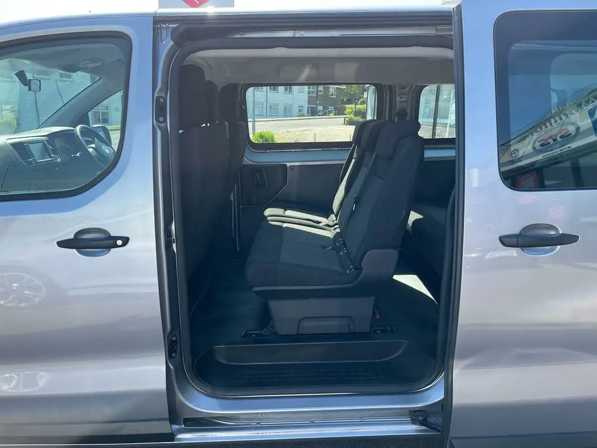 2022-vauxhall-vivaro-life-e-combi-l-9-seat-big-42