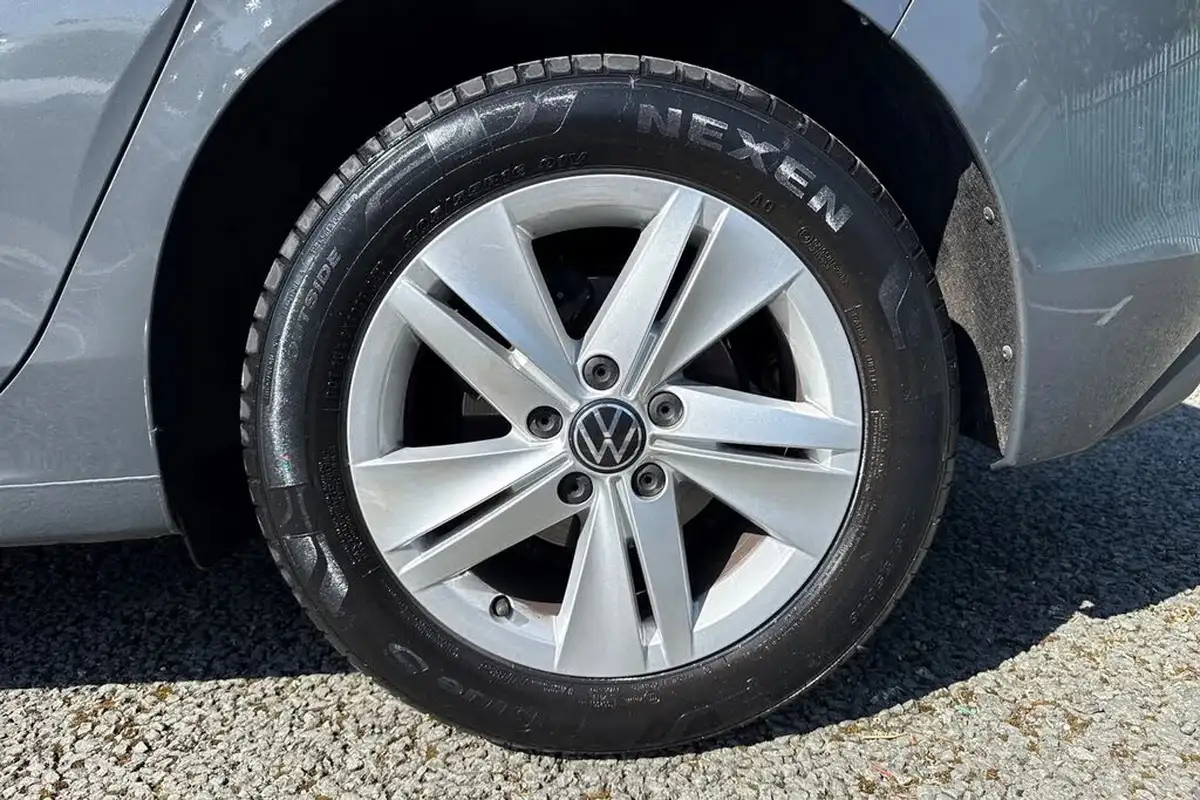 2021-volkswagen-golf-15-tsi-life-130ps-hatchback-big-21
