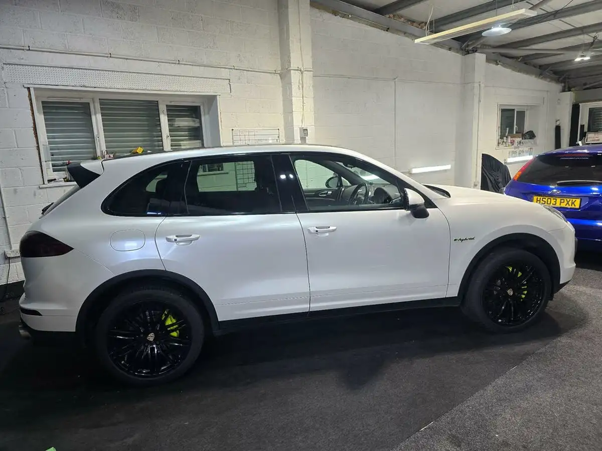 2015-porsche-cayenne-30-s-e-hybrid-big-3
