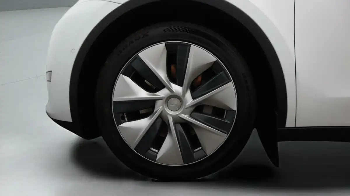 2022-tesla-model-y-e-long-range-big-18