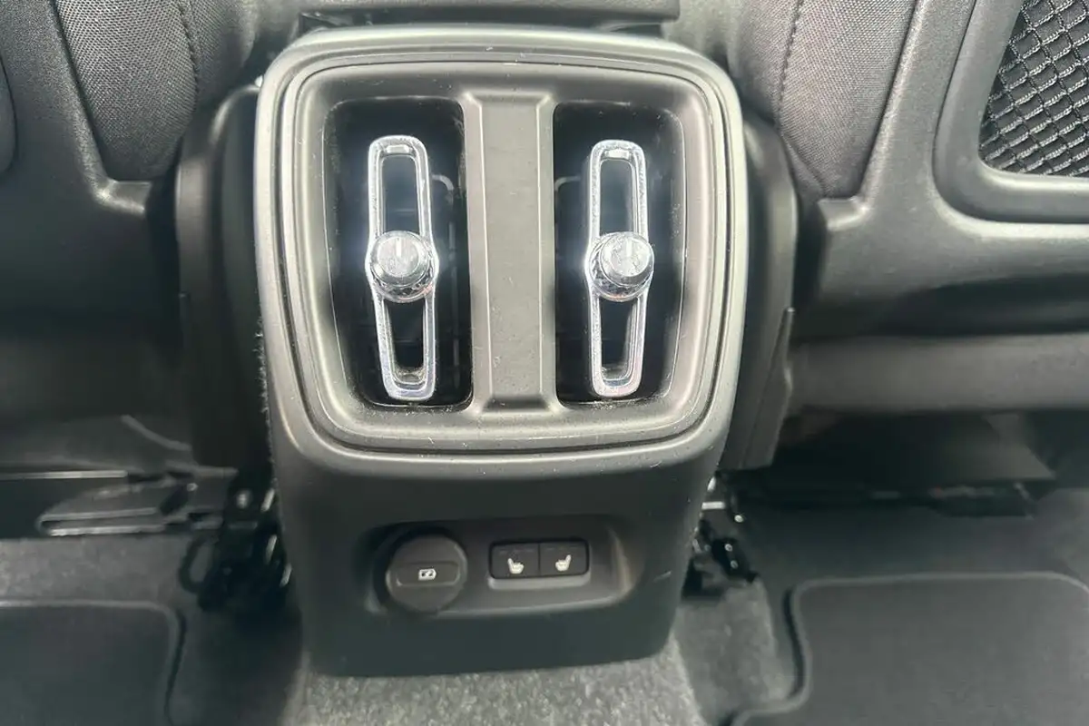 2021-volvo-xc40-15-t3-momentum-161bhp-big-36