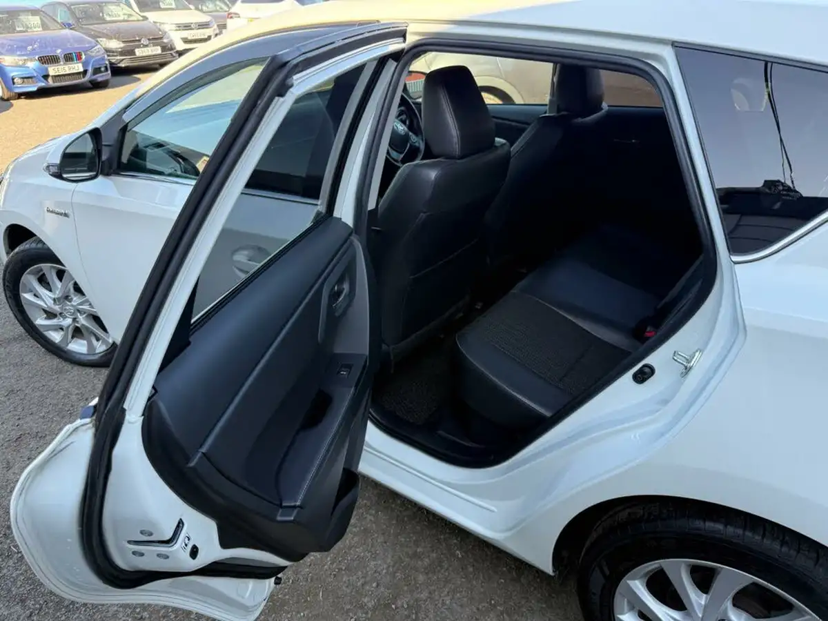 2016-toyota-auris-big-22