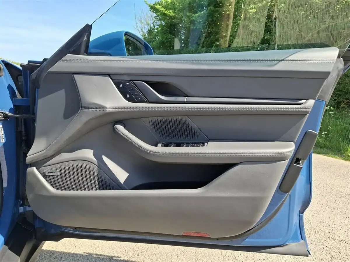 2021-porsche-taycan-e-4-cross-turismo-big-15