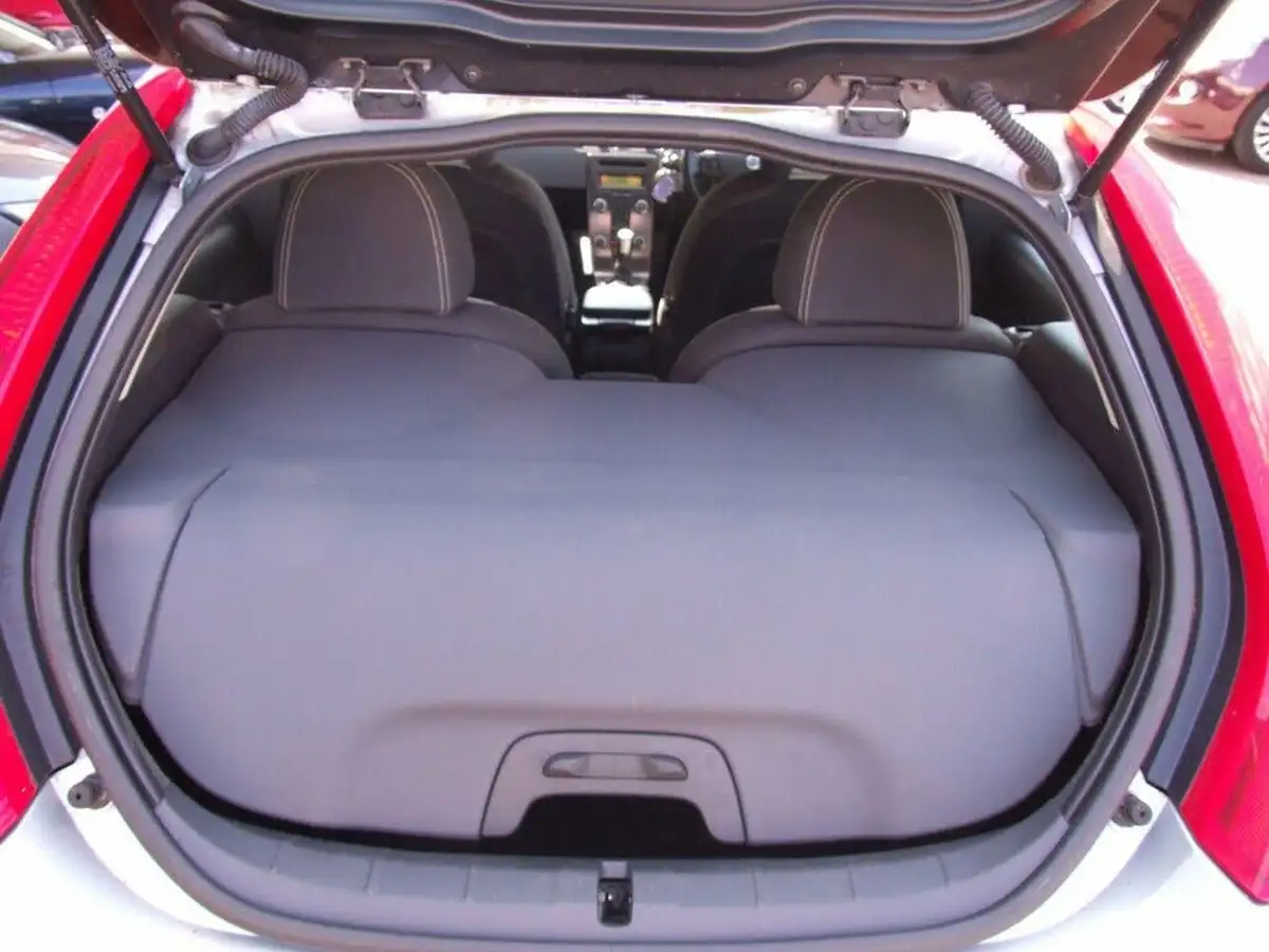 2010-volvo-c30-16td-r-design-big-5