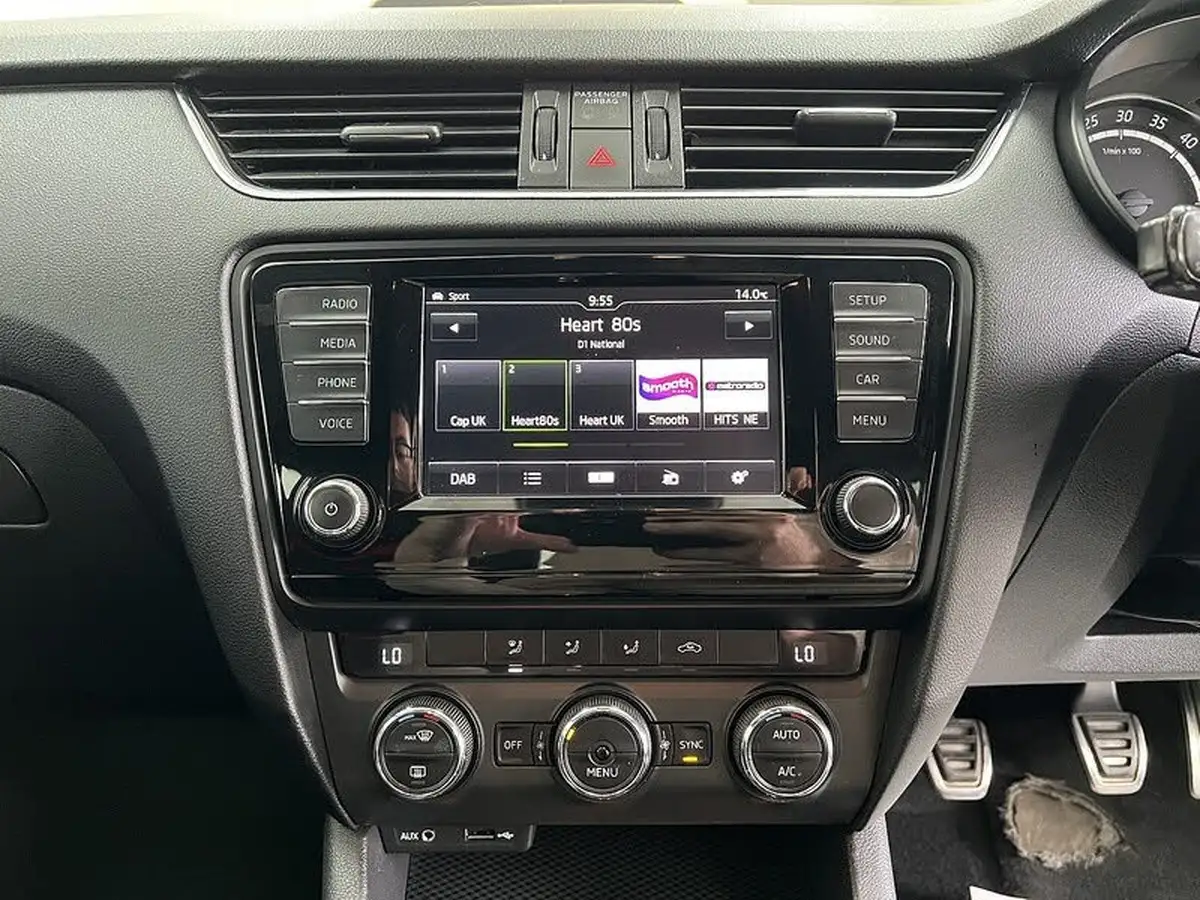 2015-skoda-octavia-20tdi-vrs-hatchback-big-11