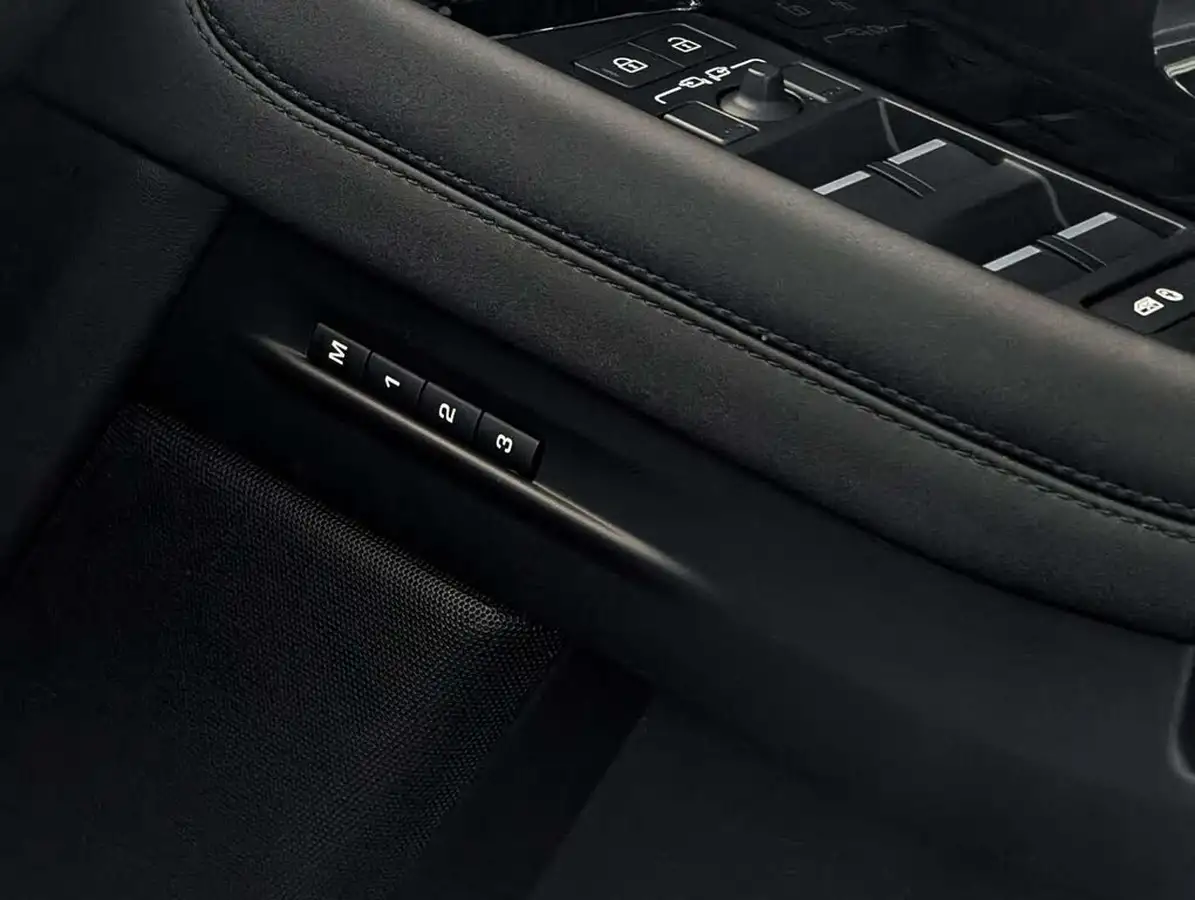 2022-land-rover-range-rover-evoque-15-p300e-r-dynamic-se-big-31