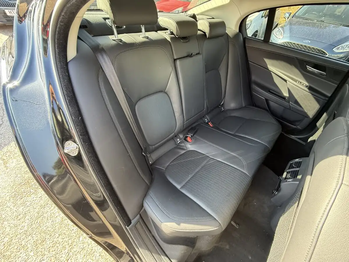 2017-jaguar-xe-20d-portfolio-180ps-awd-1999cc-auto-big-56