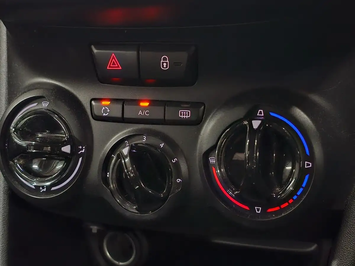 2015-peugeot-208-10-access-5d-big-60