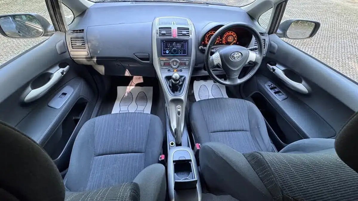 2009-toyota-auris-133-vvt-i-tr-5d-big-2