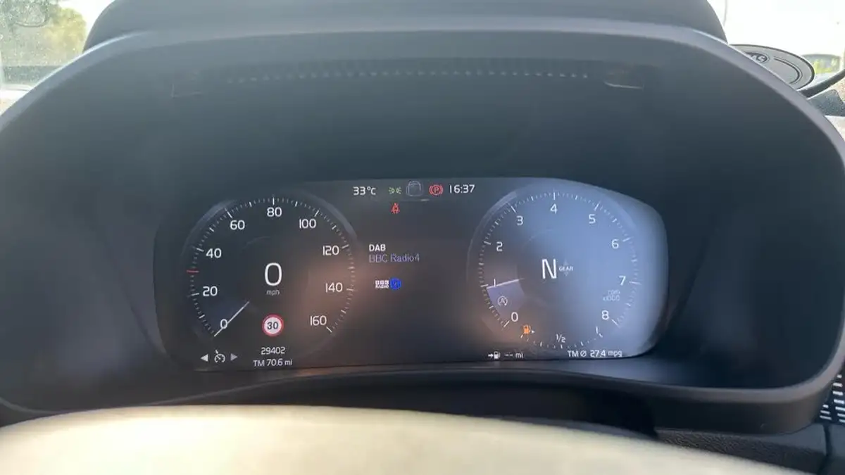 2021-volvo-xc40-15-t3-r-design-161bhp-big-10