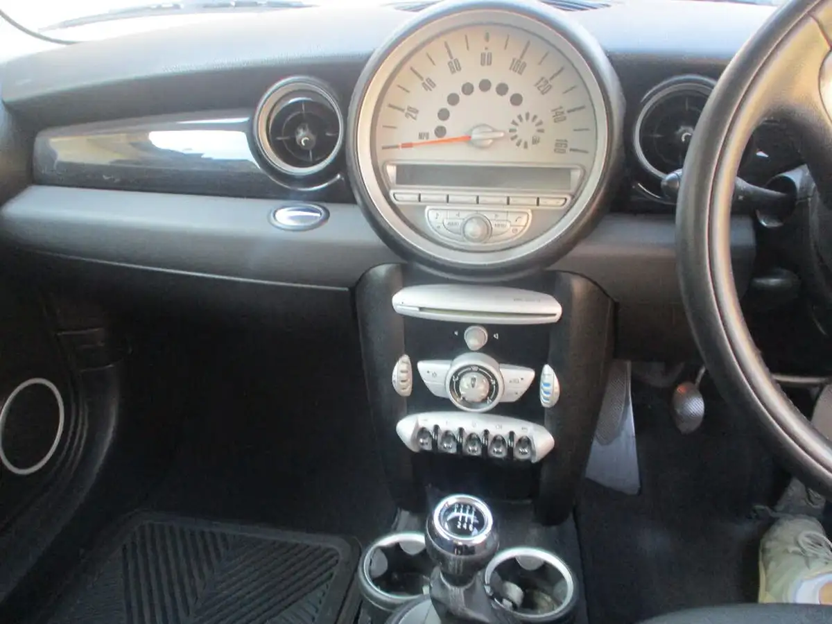 2010-mini-cooper-16-cooper-120bhp-hatchback-3d-big-8
