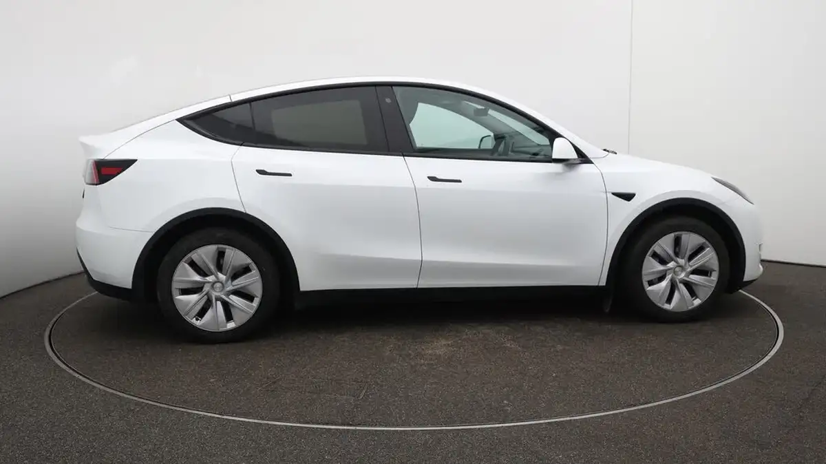 2023-tesla-model-y-e-long-range-big-47