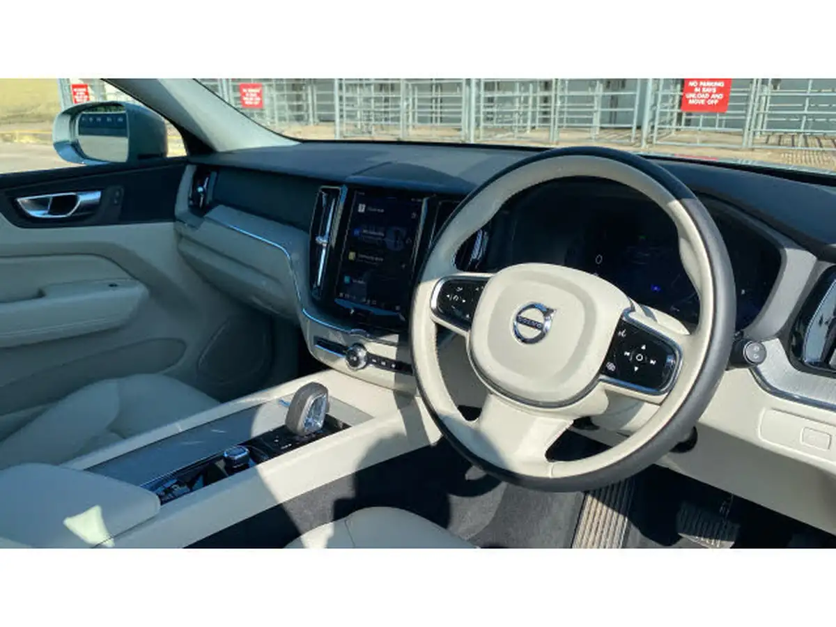 2023-volvo-xc60-20-b5-core-big-4