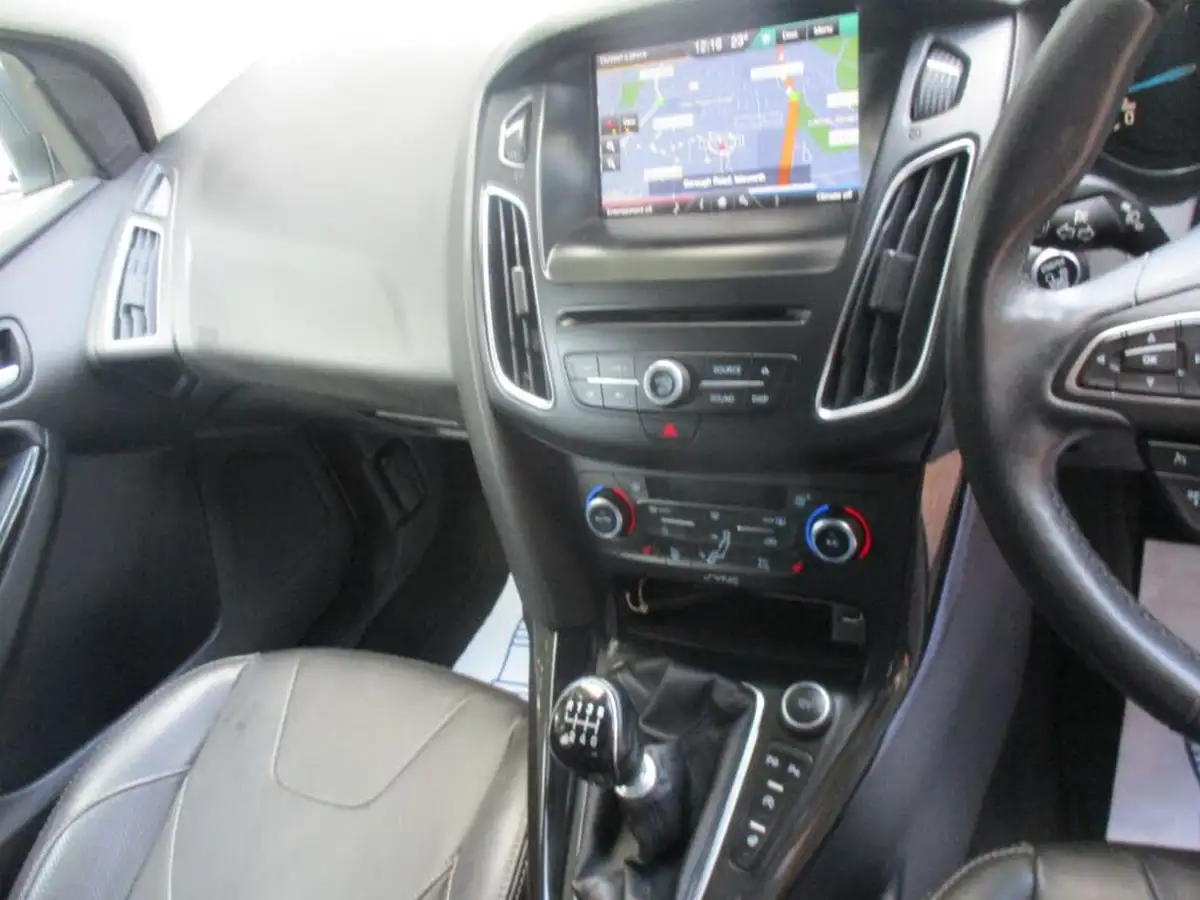 2015-ford-focus-15-titanium-hatchback-big-55