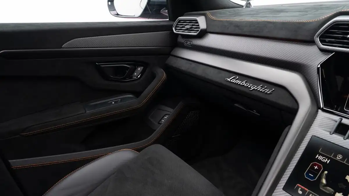 2024-lamborghini-urus-40-no-trim-big-39