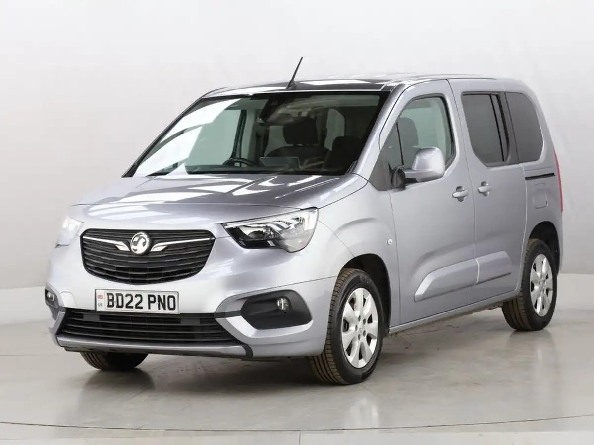 2022-vauxhall-combo-life-15-edition-big-4