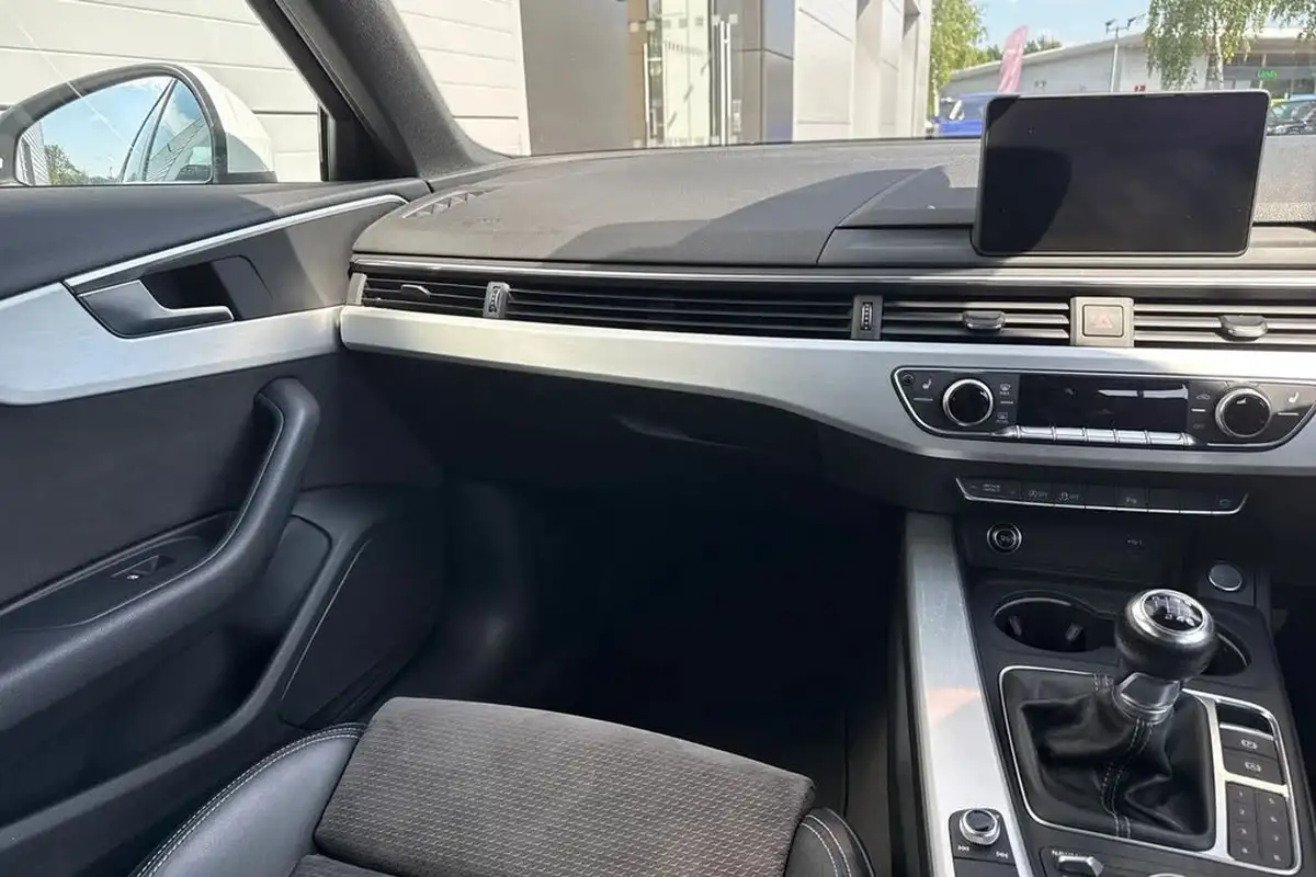 2019-audi-a4-avant-20-35-tfsi-s-line-big-19