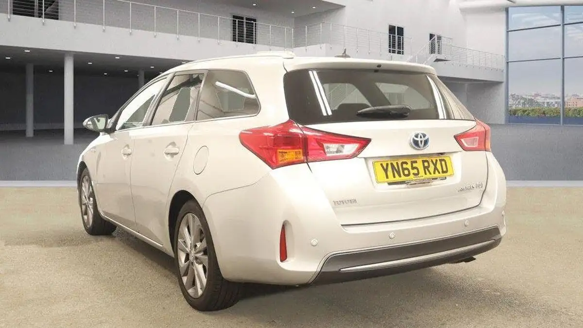 2015-toyota-auris-18-vvt-i-hsd-excel-touring-sports-e-cvt-big-7