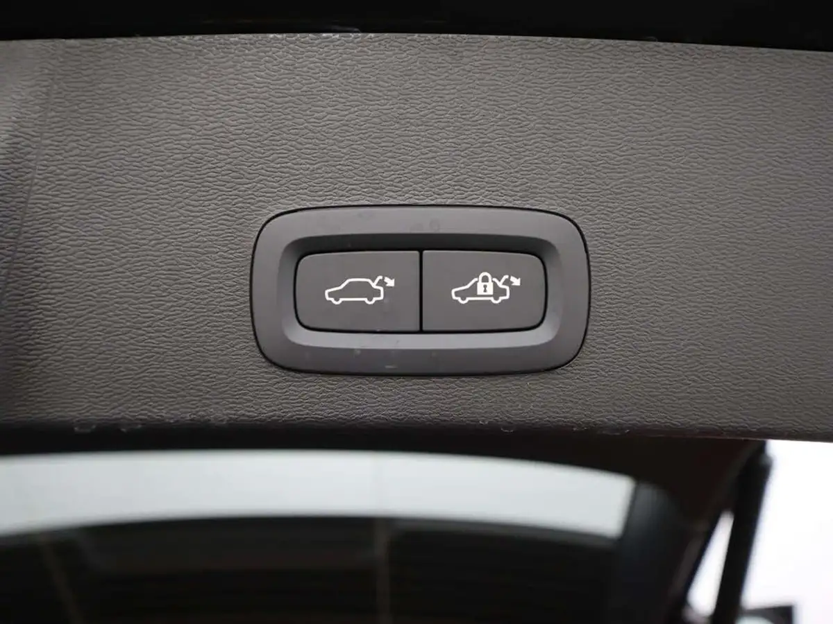 2025-volvo-xc40-20-b4-plus-black-edition-big-10