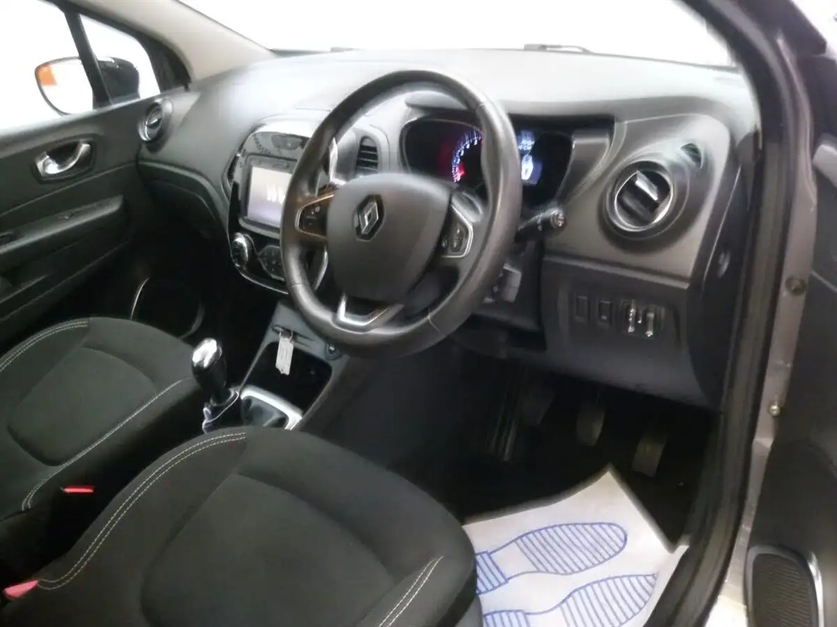 2018-renault-captur-09-tce-iconic-big-13