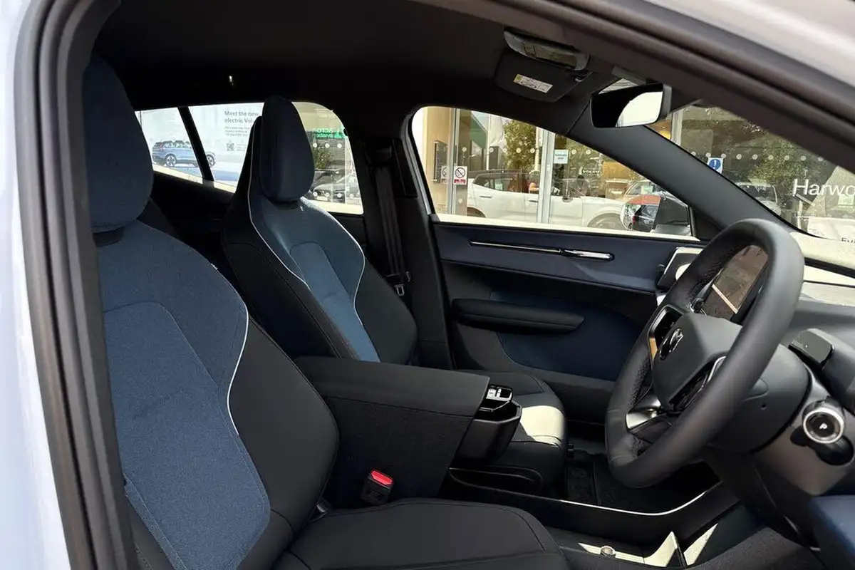 2025-volvo-ex30-e-twin-plus-big-24