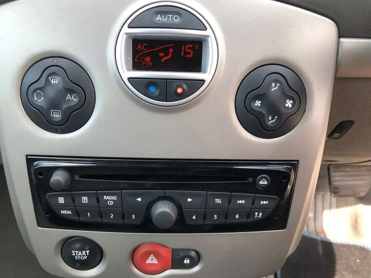 2010-renault-clio-16-initiale-tomtom-big-16