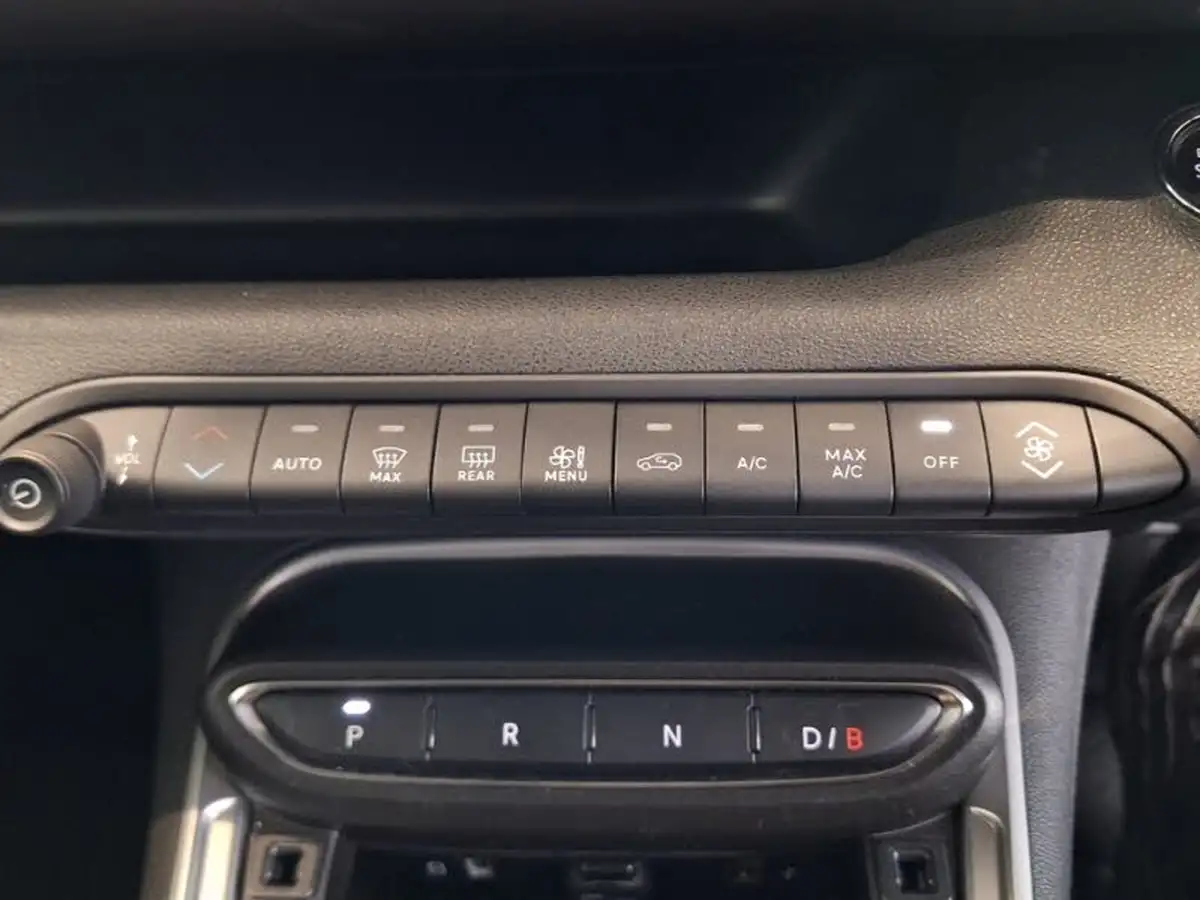 2024-jeep-avenger-e-summit-big-15