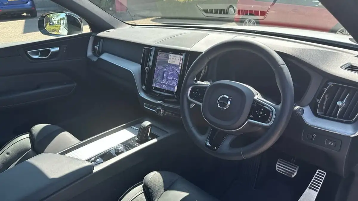 2022-volvo-xc60-20-b5-r-design-big-3