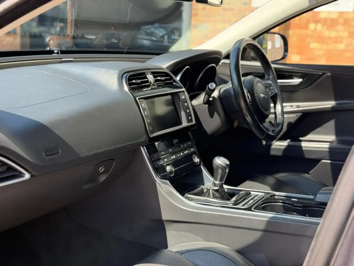 2016-jaguar-xe-20td-portfolio-180ps-big-12
