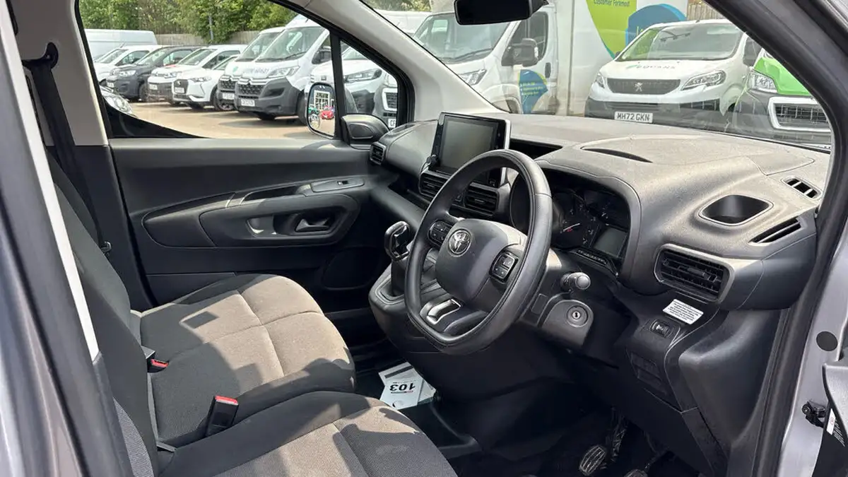 2021-toyota-proace-city-15d-icon-100hpeu6dt-e-l1-big-10