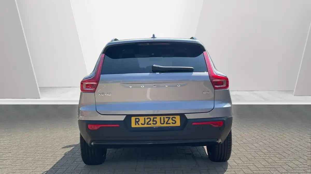 2025-volvo-xc40-20-b4-ultra-dark-big-6