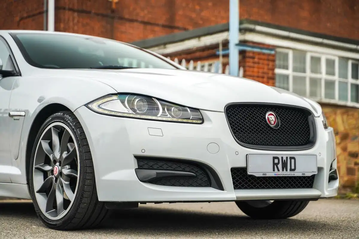 2015-jaguar-xf-22td-r-sport-black-saloon-4d-big-8