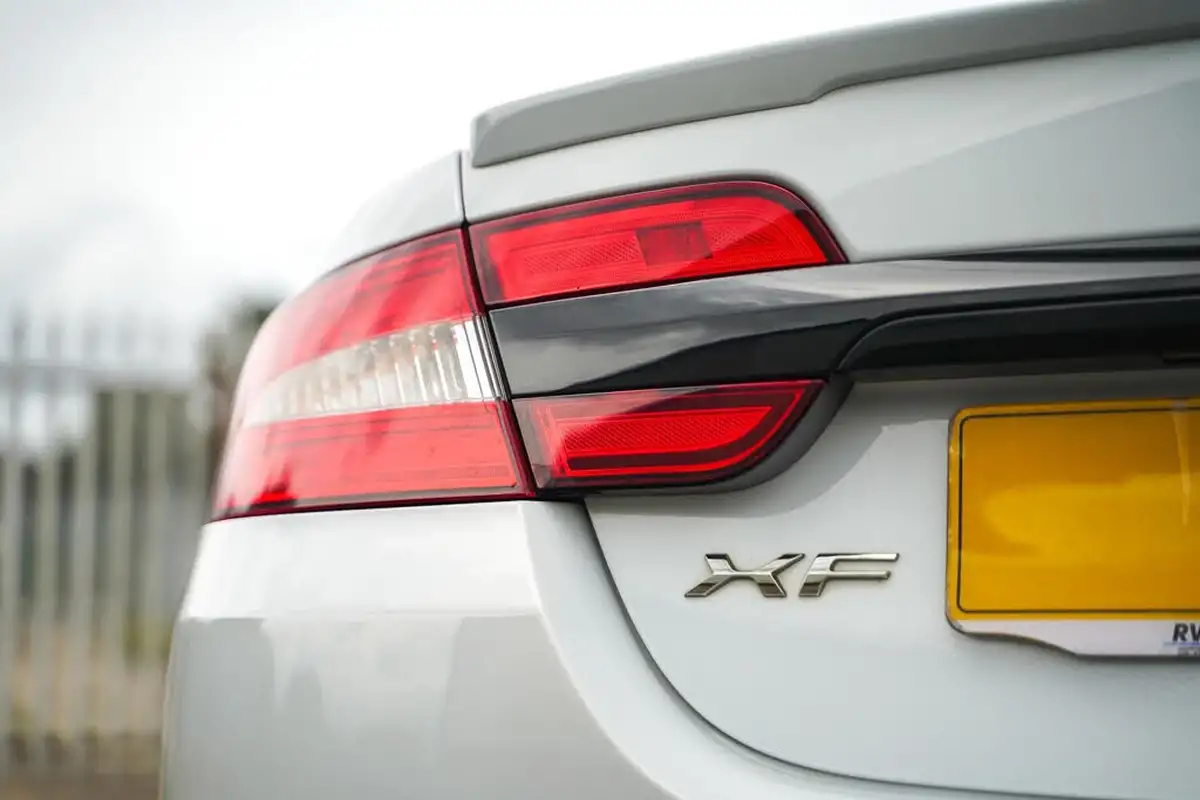 2015-jaguar-xf-22td-r-sport-black-saloon-4d-big-32