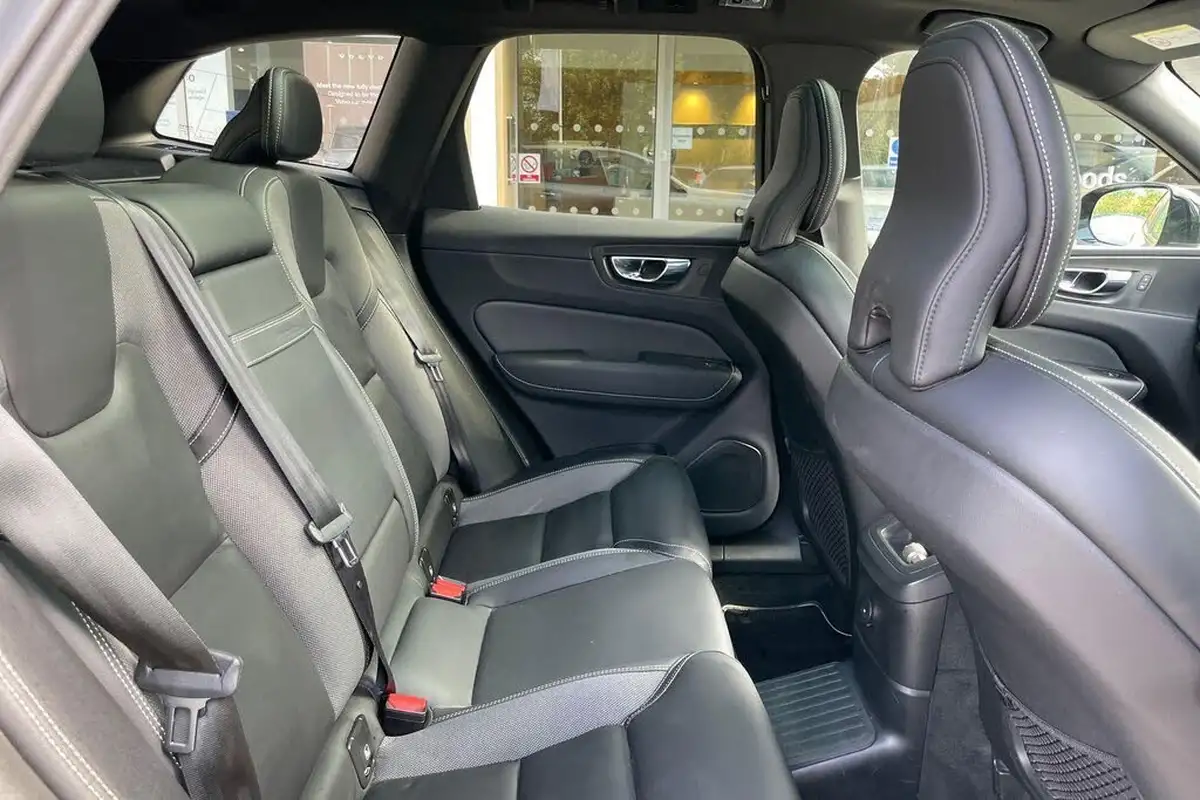2021-volvo-xc60-20-t6-r-design-340bhp-big-21