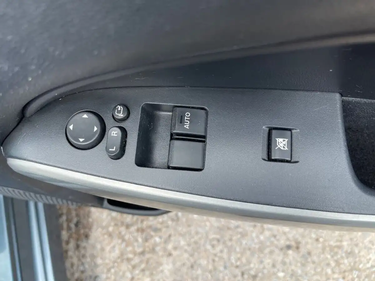 2011-mazda-mazda2-13-tamura-5d-big-20