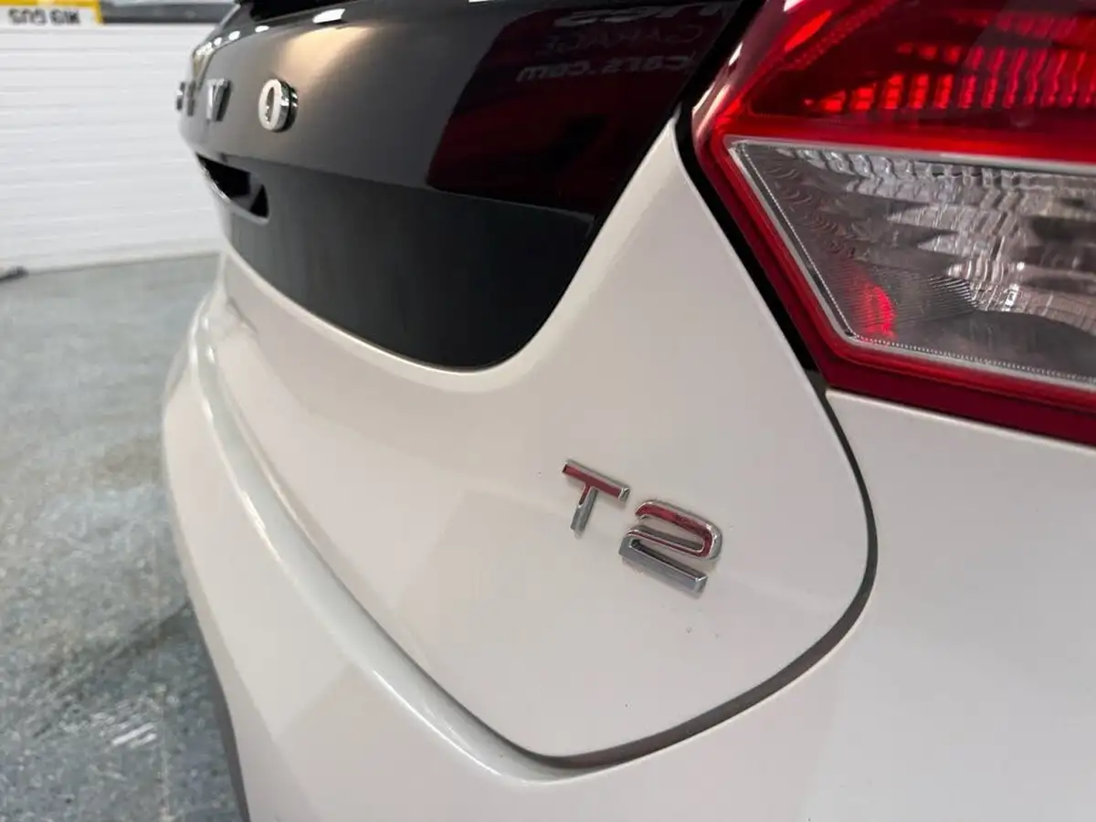 2016-volvo-v40-20-t2-r-design-big-7