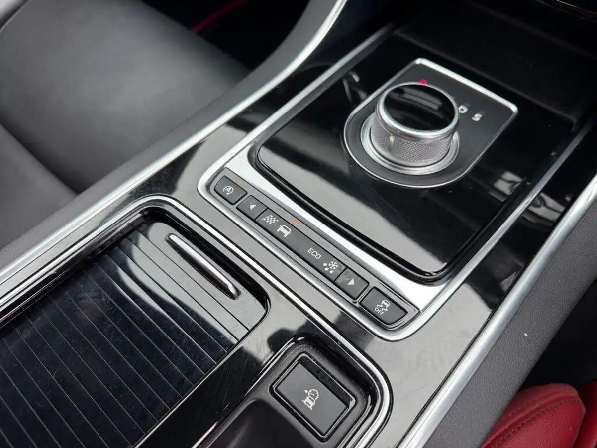 2016-jaguar-xf-30td-s-big-29