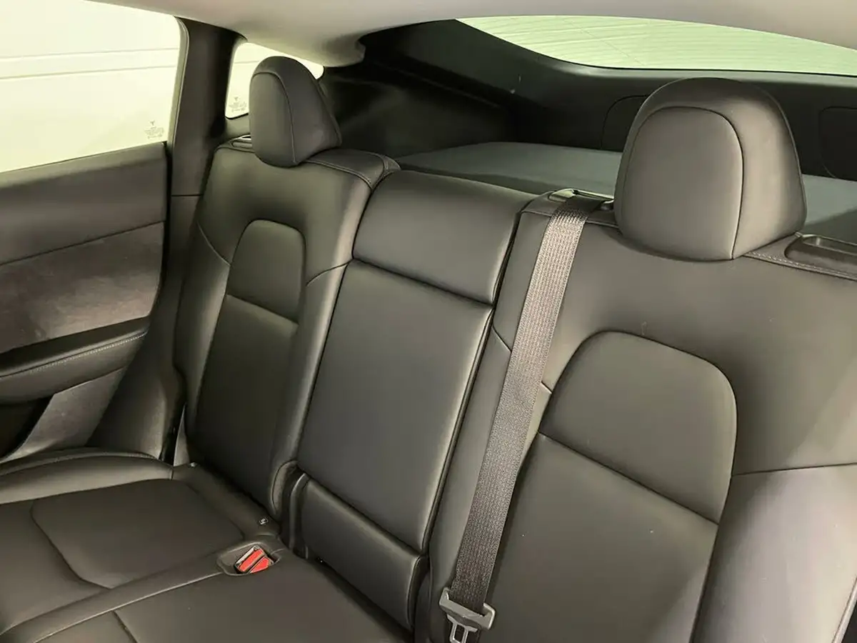 2022-tesla-model-y-e-long-range-big-6
