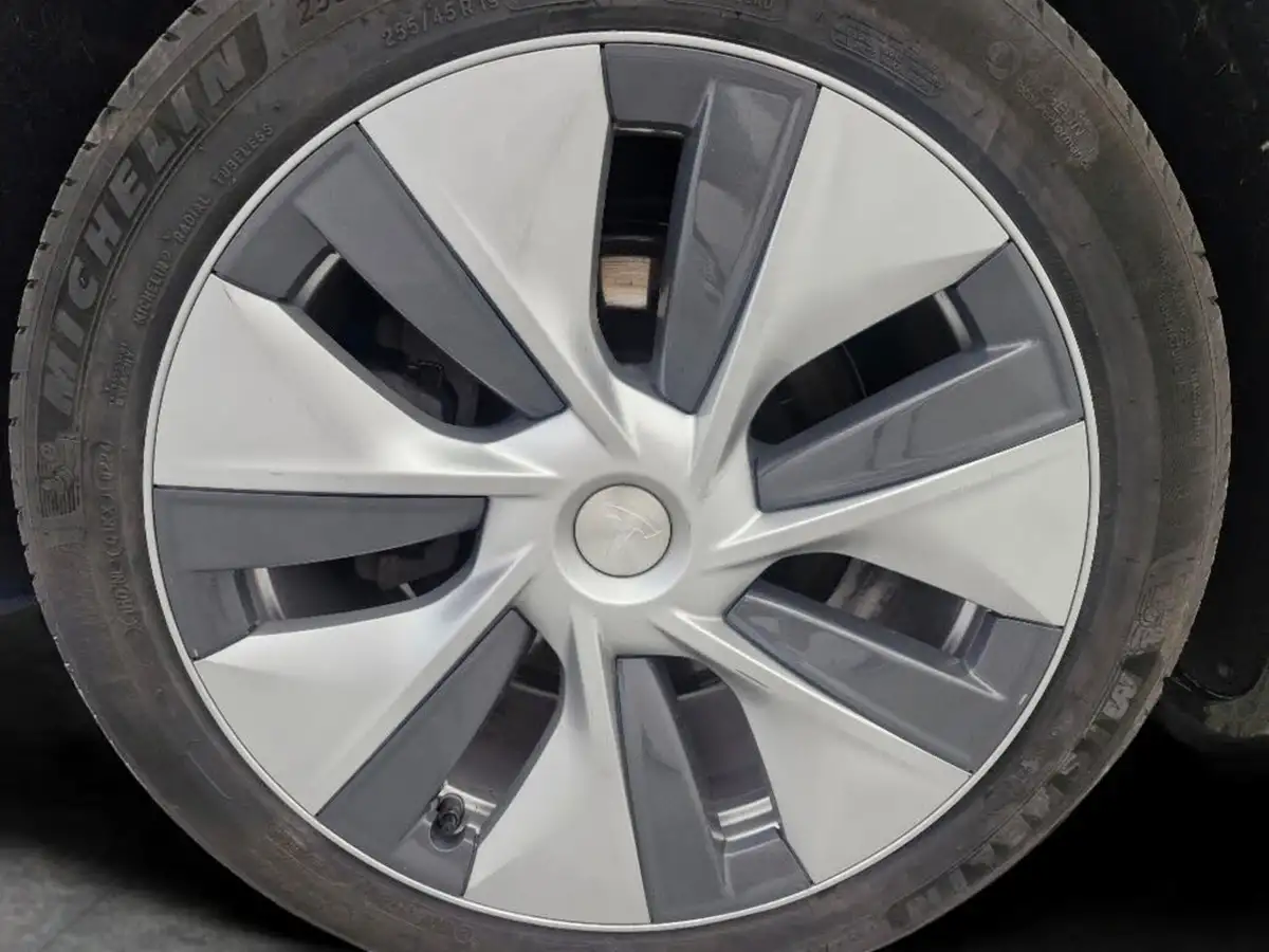 2023-tesla-model-y-e-long-range-big-23