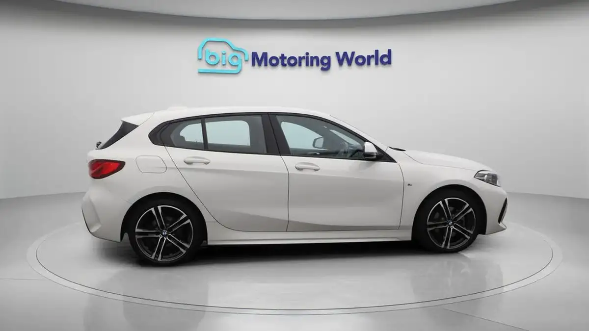 2022-bmw-1-series-15-118i-m-sport-lcp-big-8