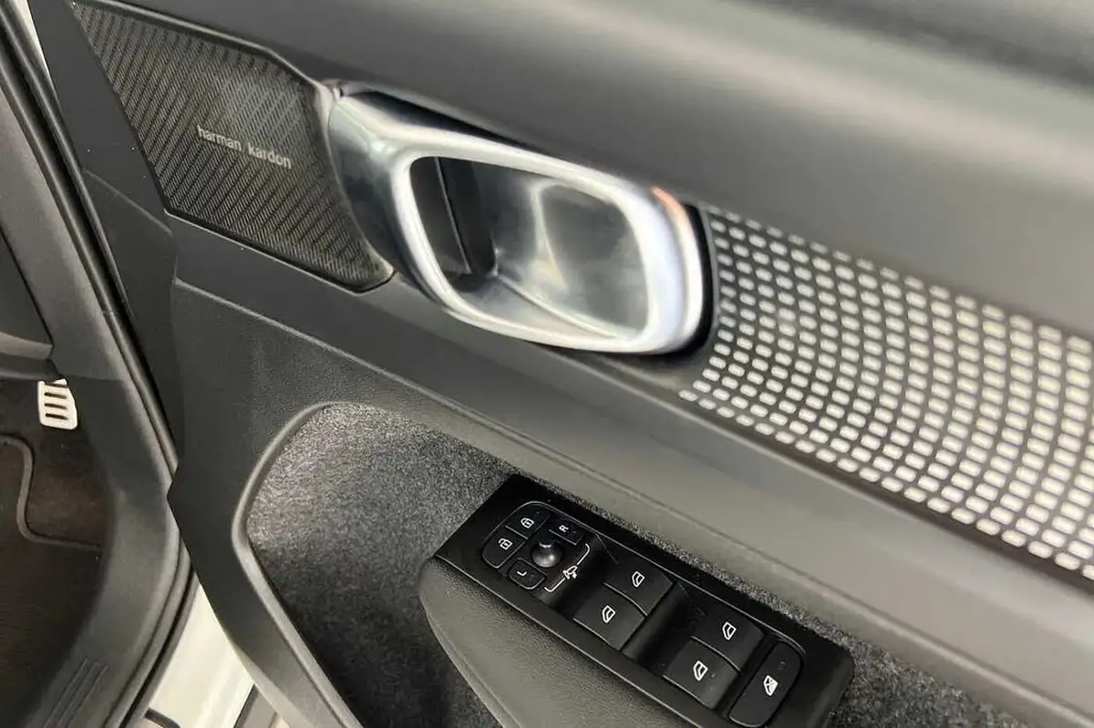 2022-volvo-xc40-15-t3-r-design-auto-big-26
