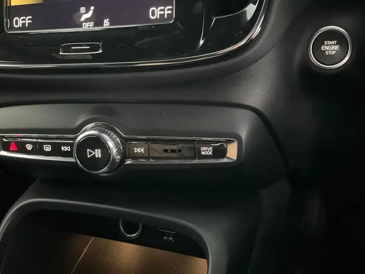 2022-volvo-xc40-15-t3-r-design-auto-big-22