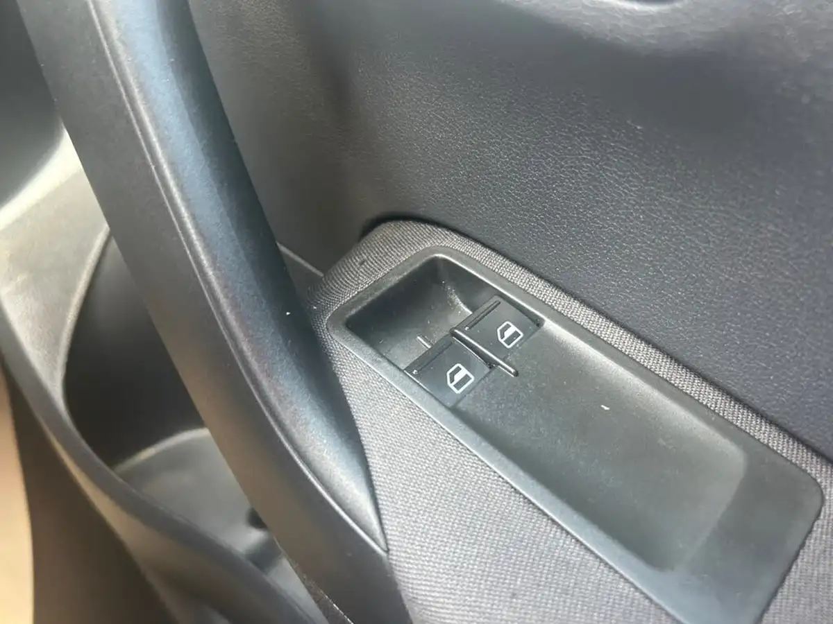 2011-volkswagen-polo-12-s-ac-5d-big-14
