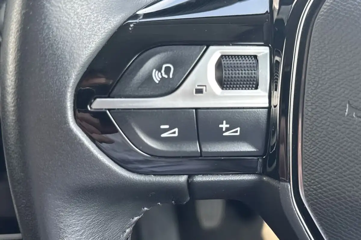 2021-peugeot-2008-suv-12-puretech-allure-premium-100bhp-big-22